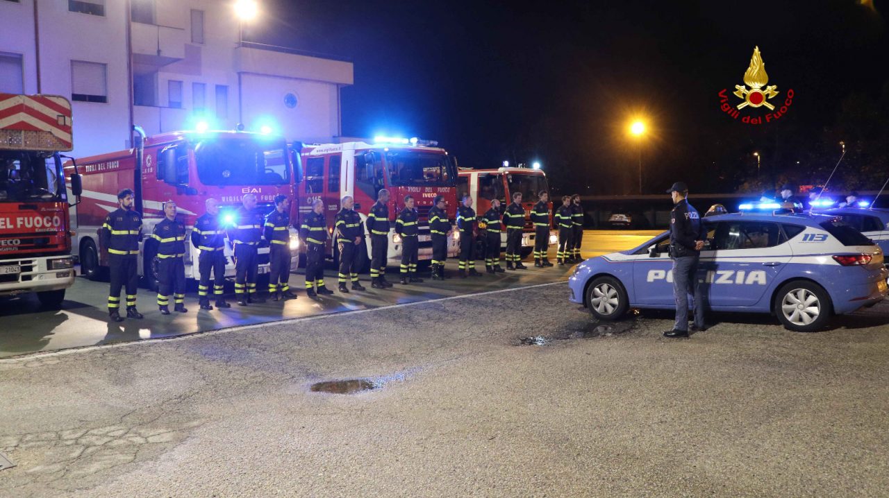 Cordoglio: La Polizia porta un mazzo di fiori al Comando dei vigili del fuoco di Vicenza VIDEO