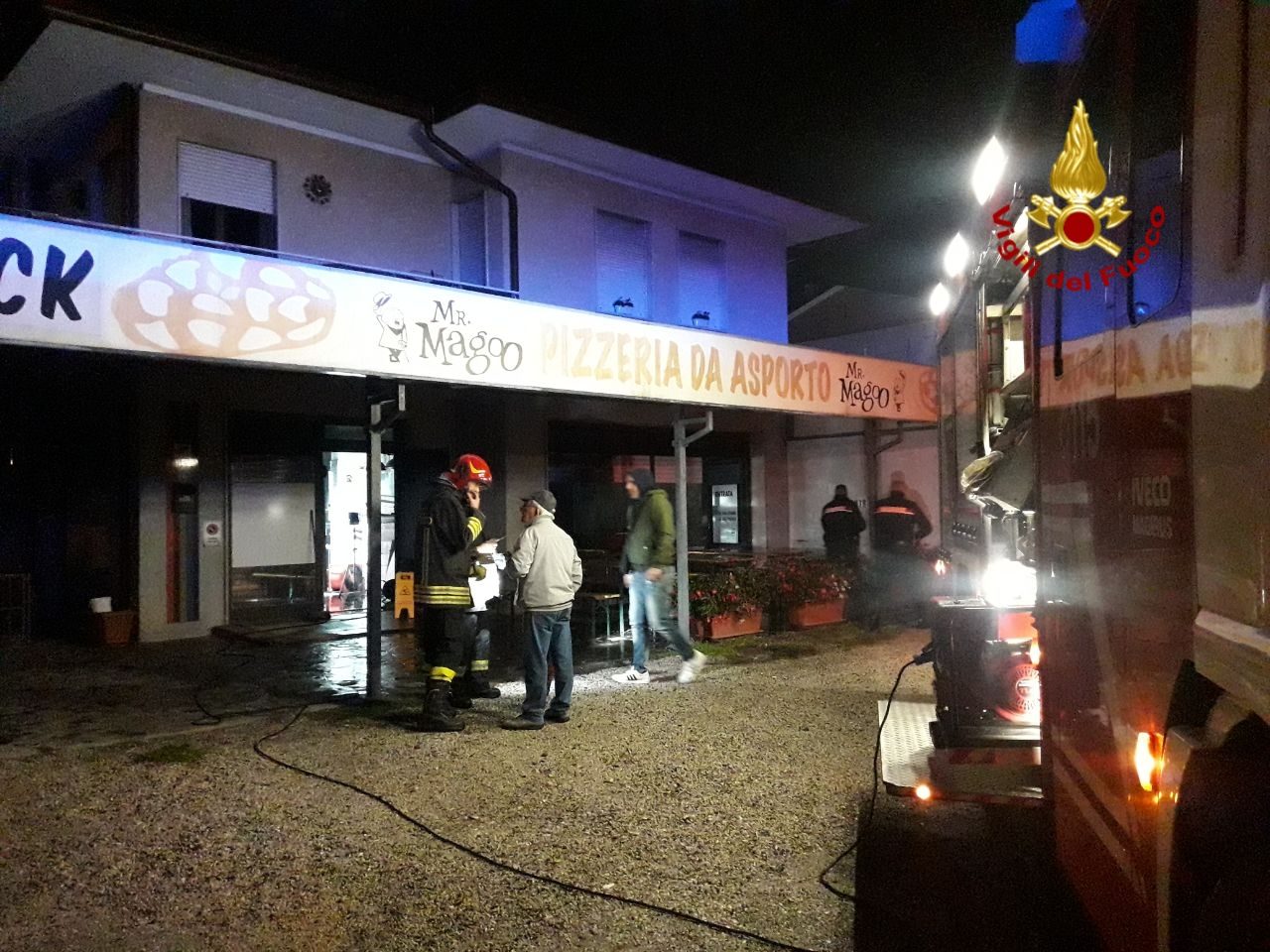 Principio d’incendio in pizzeria: Danni da fumo in tutto il locale