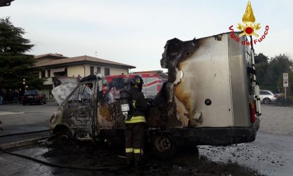 Incendio di un camper: Il mezzo è andato completamente distrutto