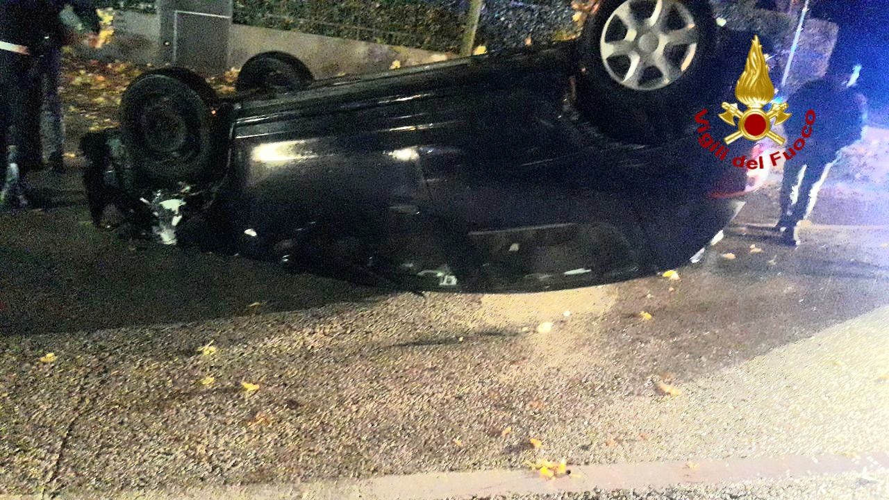 Auto si rovescia dopo aver abbattuto un albero: ferito un giovane