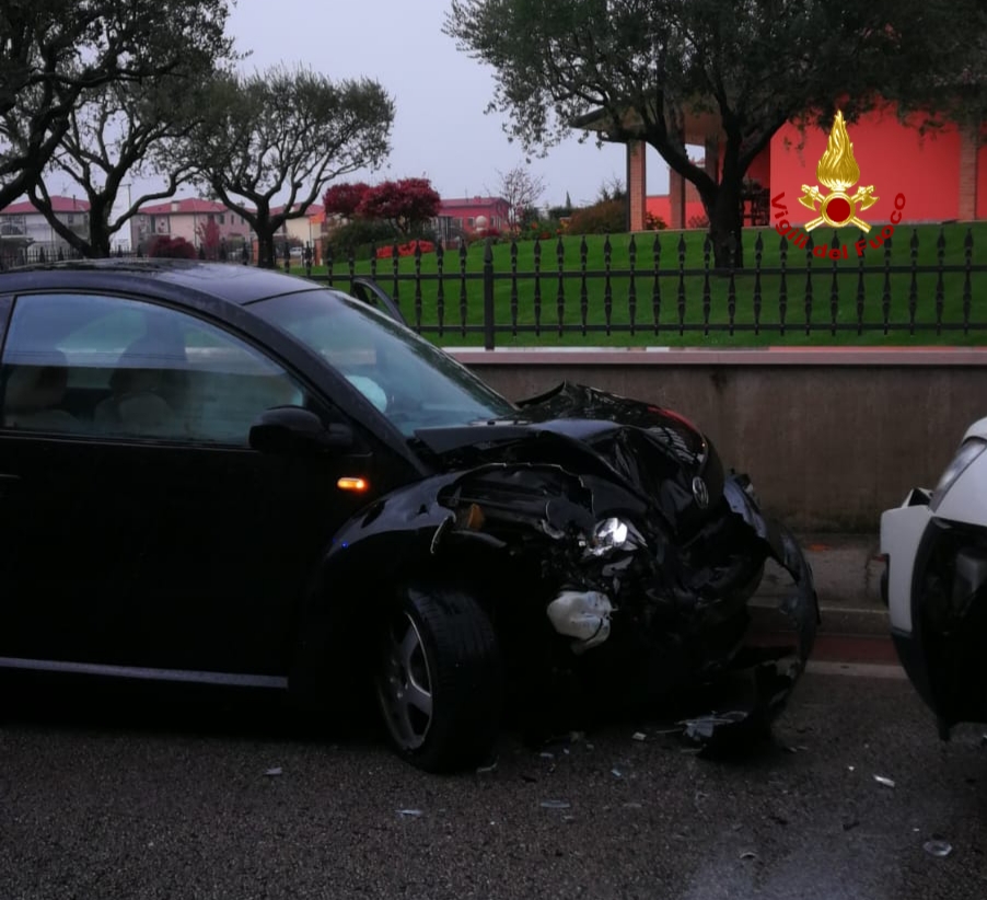 Scontro fra tre auto: ferito un 69enne