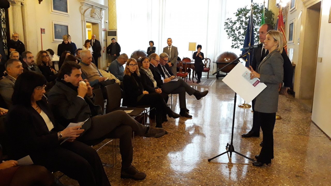«Non sei sola»:  Campagna per aiutare le donne vittime di violenze e di abusi