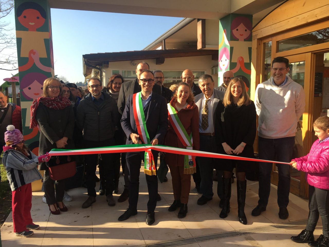 Taglio del nastro per il nuovo asilo “Girotondo”