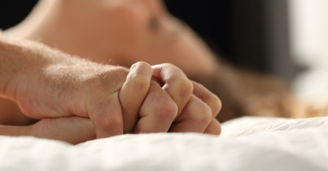 Becca il marito con l’amante, acido sulla sua auto
