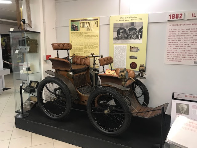 L’auto che si piega a metà al Museo Bonfanti