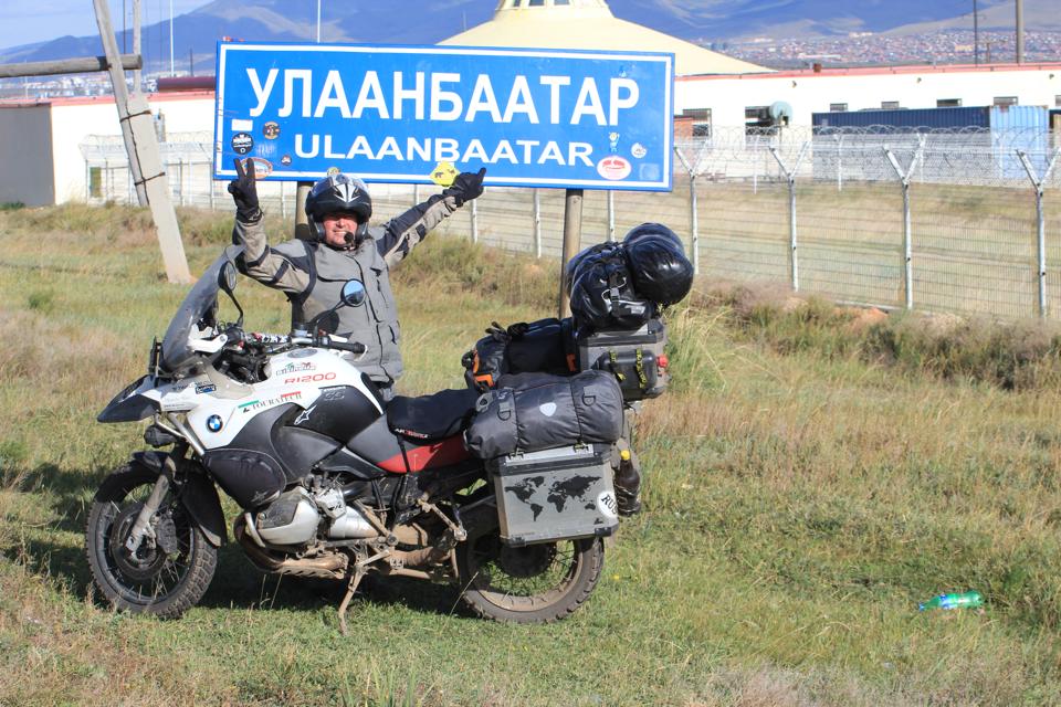 Cerca di riparare il tir e viene schiacciato: Perde la vita un 50enne