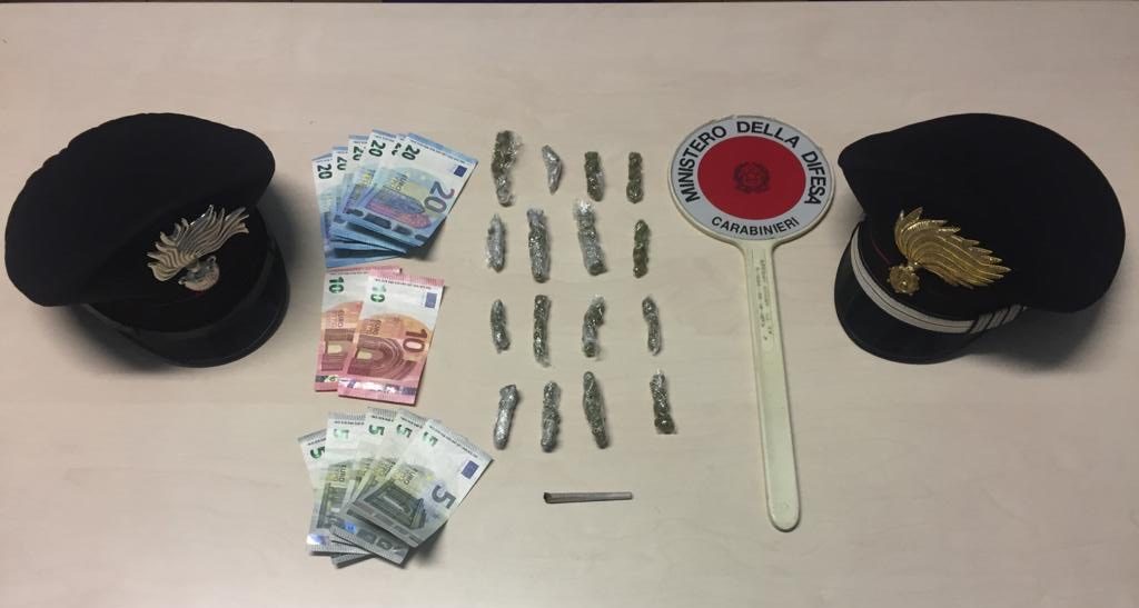 Fermano l’auto e trovano 16 involucri di marijuana destinati allo spaccio
