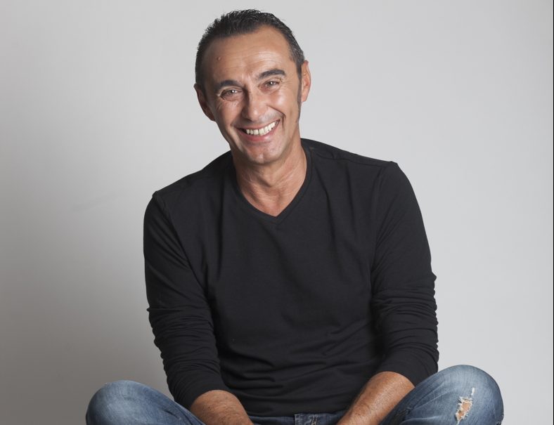 Giuseppe Giacobazzi arriva al Palabassano 2 con “Noi – Mille volti e una bugia”