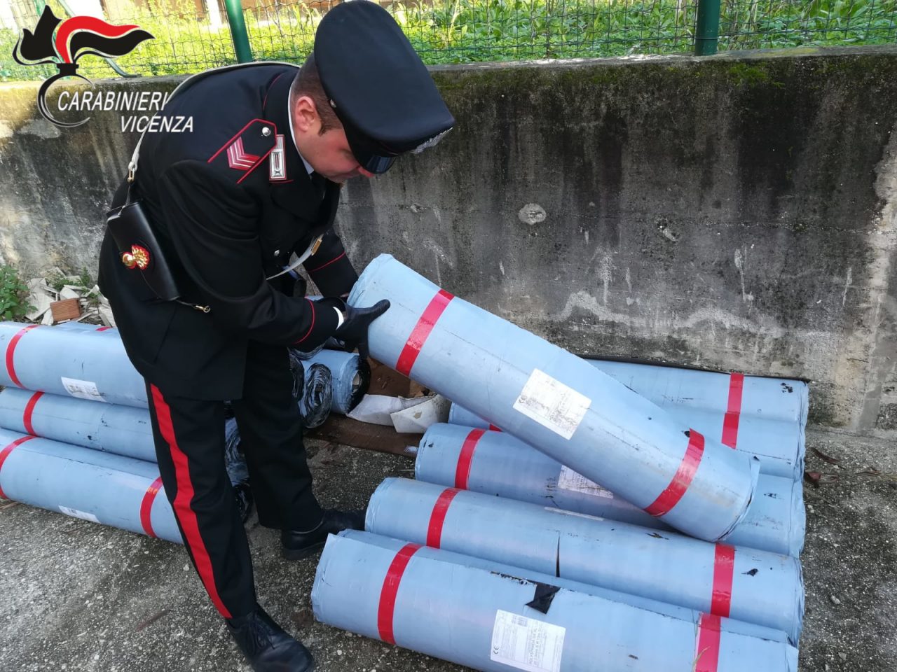 Rubano rotoli di materiali utilizzati per l’asfaltatura: Denunciati dai Carabinieri