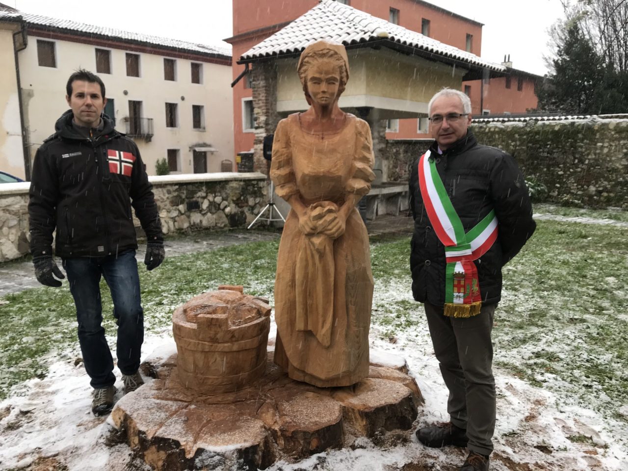 Nel giorno di Santa Lucia svelata la scultura dedicata alla lavandaia