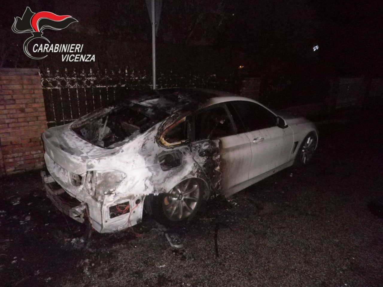 Notte di paura: Giovane romeno incendia due auto
