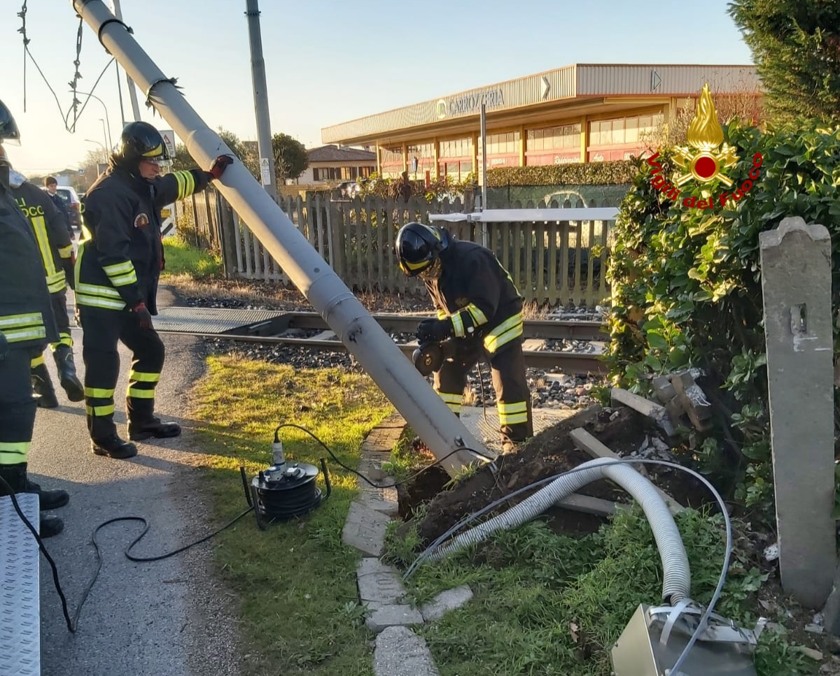Viene agganciato da una gru di un camion: Palo piegato sulla linea ferrata