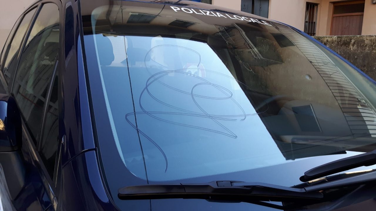 Auto della polizia locale imbrattata da ignoti