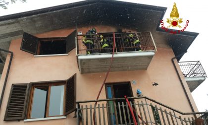 Canna fumaria prende fuoco: L'incendio si estende al materiale della soffitta