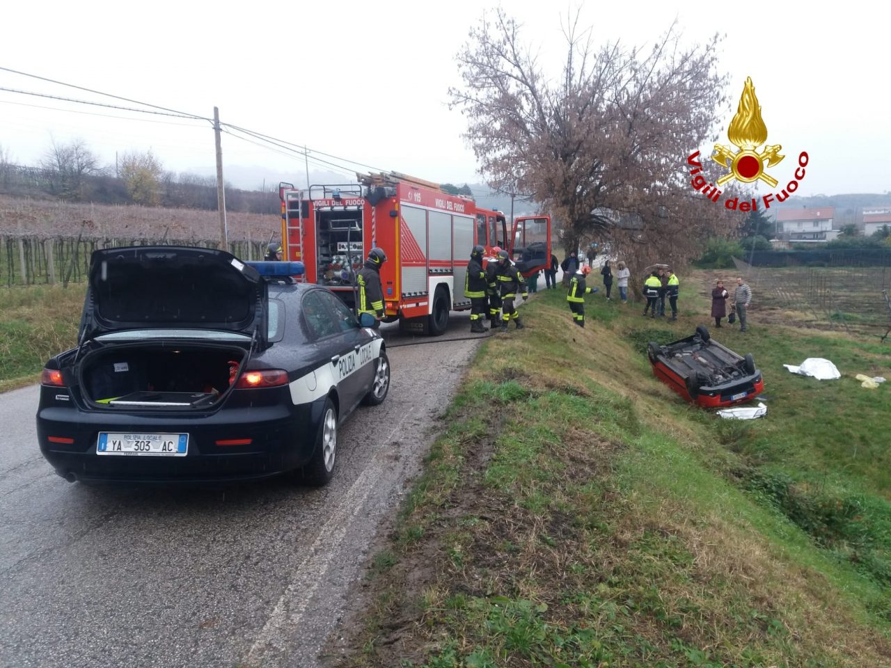 Perde il controllo dell’auto e finisce nel campo