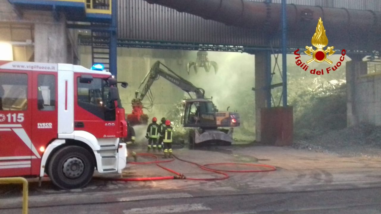 Il parco rottami dell’acciaieria Valbruna in fiamme