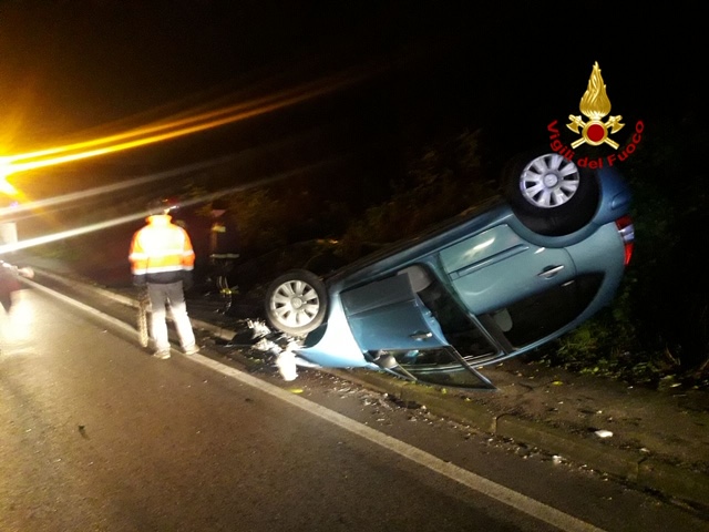 Perde il controllo dell’auto e finisce la corsa addosso ad un palo