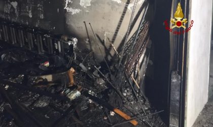 Garage seminterrato di un condominio prende fuoco