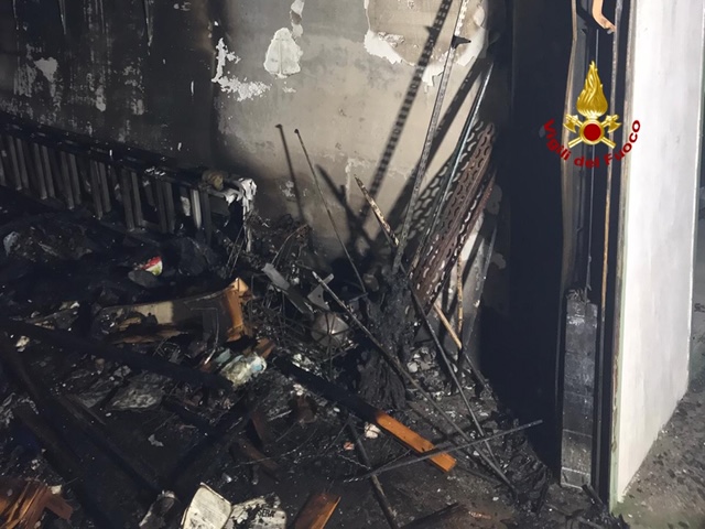 Garage seminterrato di un condominio prende fuoco