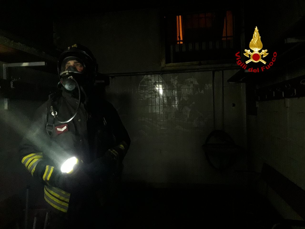 Fumo nero si sparge dagli spogliatoi: L’incendio è partito da un asciugacapelli a muro