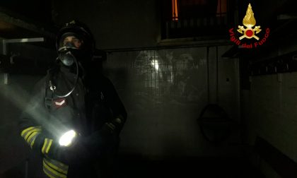 Fumo nero si sparge dagli spogliatoi: L'incendio è partito da un asciugacapelli a muro
