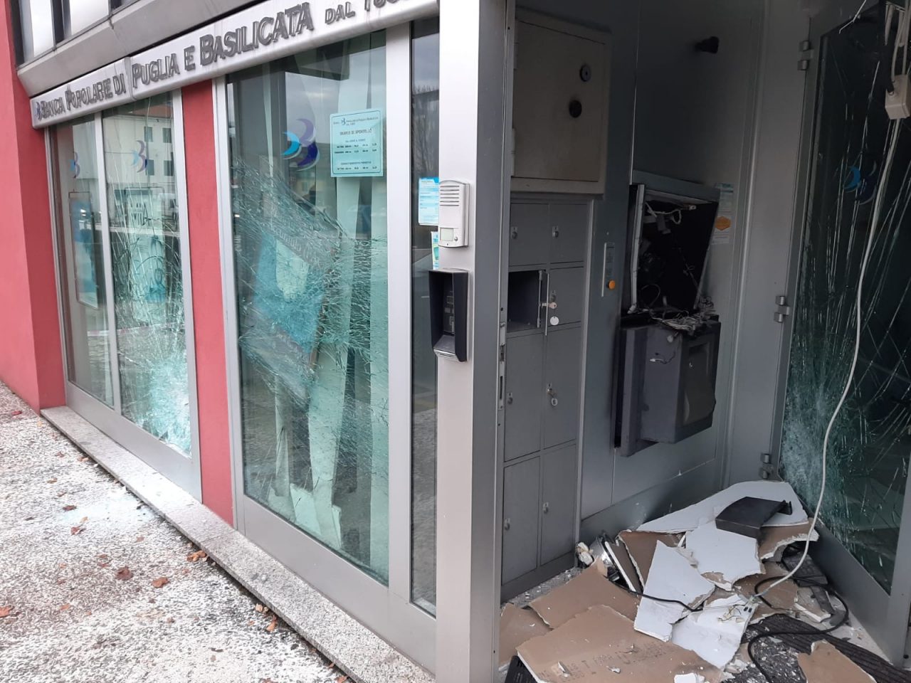 Fanno esplodere lo sportello ATM e si danno alla fuga con poche migliaia di euro