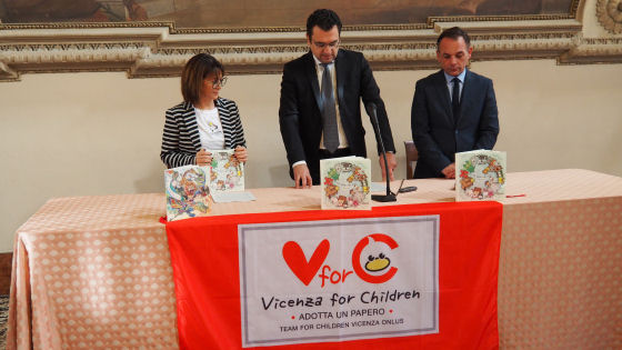 Vicenza for Children dona al sindaco Rucco il nuovo libro “Non sarai mai solo”