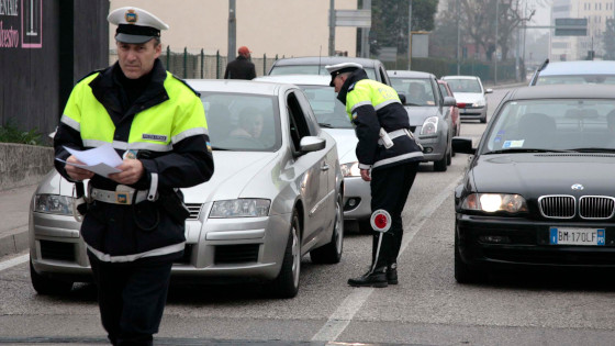 La polizia locale notifica a una vicentina 57 multe per quasi 15mila euro