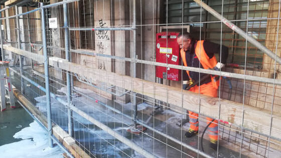 Porticato del palazzo delle Poste: immediate le operazioni di ripristino e pulizia