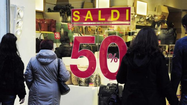 Saldi invernali, il via ufficiale dal 4 gennaio