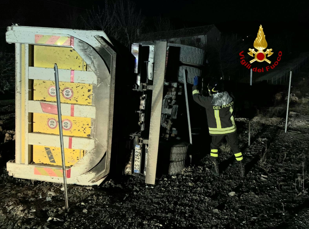 Camion da cantiere si ribalta, autista ferito