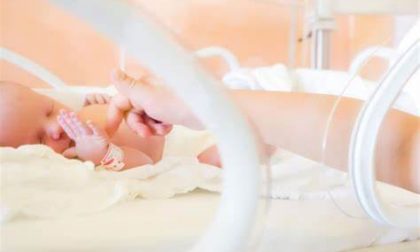 Lesioni al figlio appena nato: donna denuncia i medici