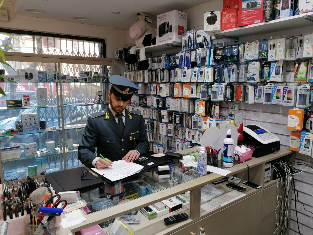 Tre giorni di sospensione per un bar e un computer point gestiti da cinesi
