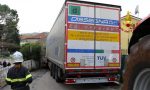 Camion incastrato tra le case, autista tradito dal navigatore