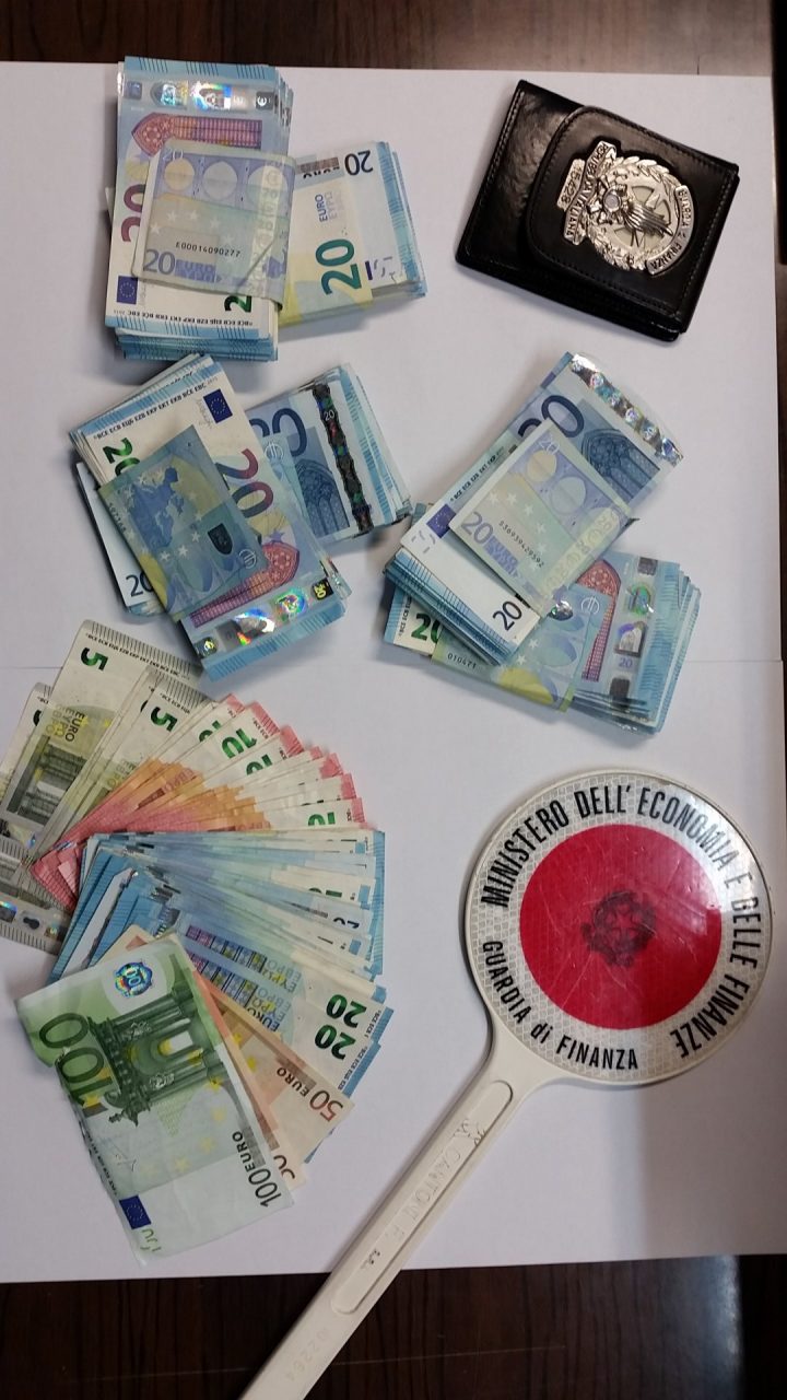 Riciclaggio, la Gdf sequestra contante per 109mila euro