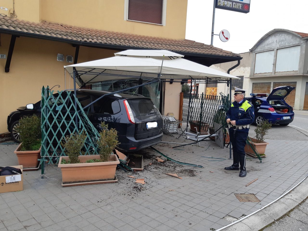 Un’auto travolge il dehors della trattoria “Da Carli”, dramma sfiorato