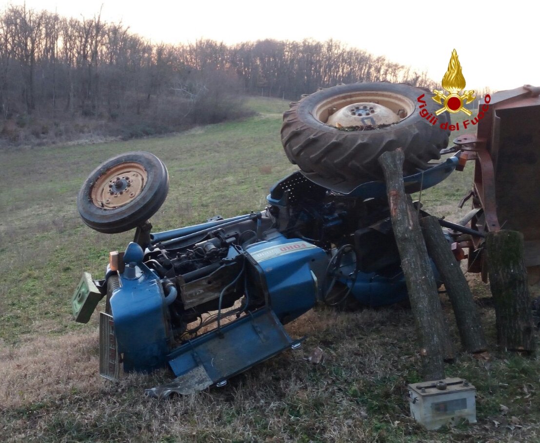Muore schiacciato dal trattore che si ribalta