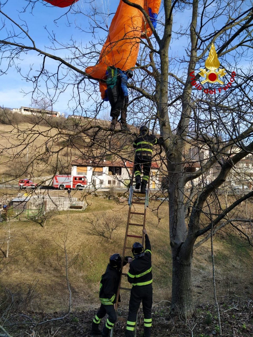 Atterraggio d’emergenza per un parapendista, illeso