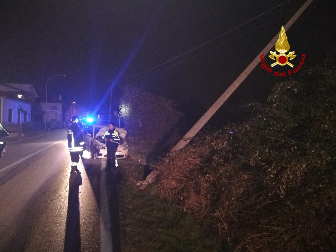 Esce di strada e si schianta contro un palo a Bolzano Vicentino