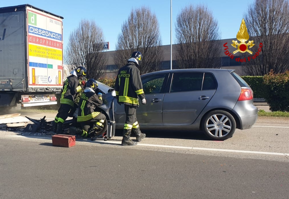 Auto tampona un furgone carico di materiale edile, un ferito