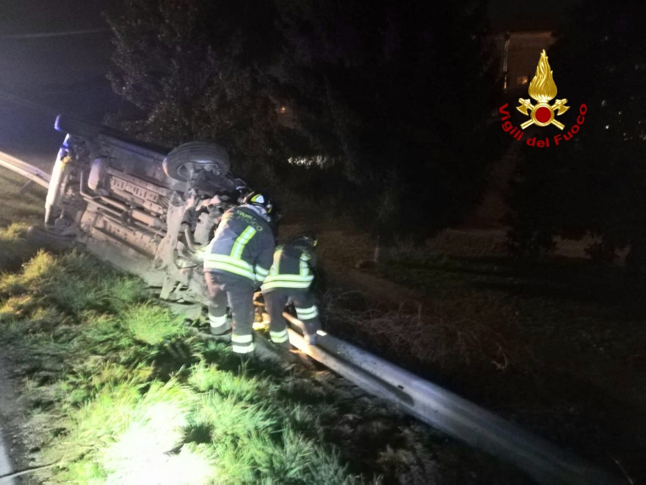 Perde il controllo dell’auto, lo salva il guard-rail