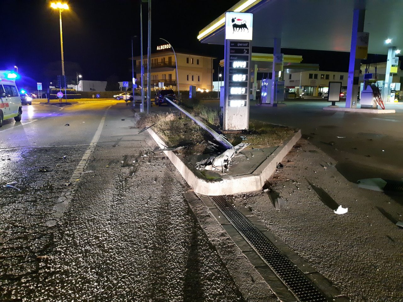 Finisce con l’auto contro un palo della luce di una stazione di servizio