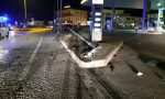 Finisce con l'auto contro un palo della luce di una stazione di servizio