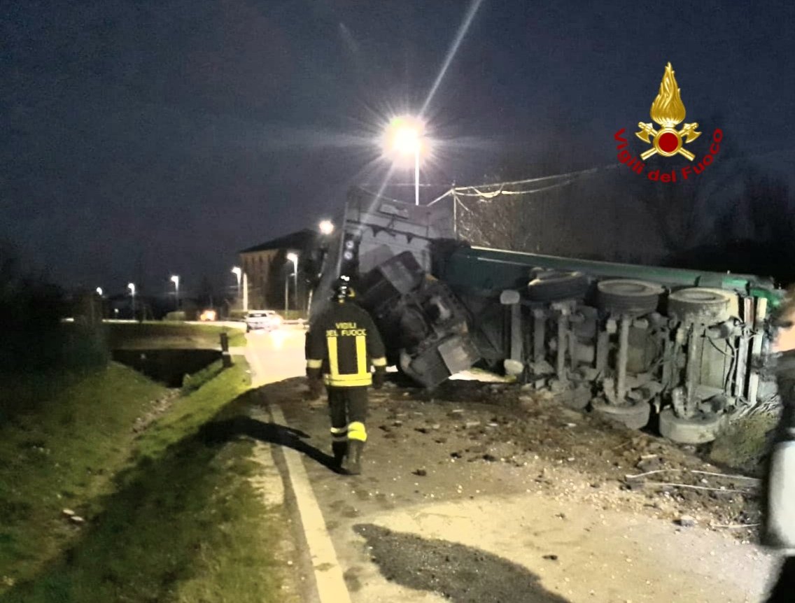 Tir fuori strada abbatte tre pali della luce