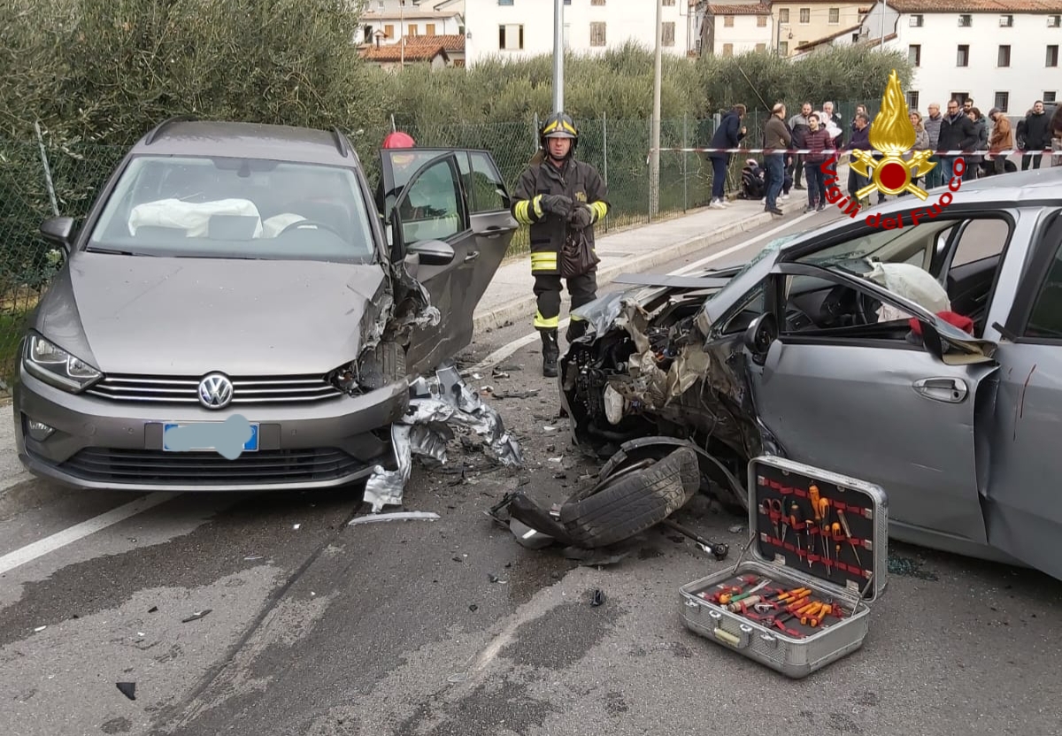 Scontro frontale, paura per due bambini