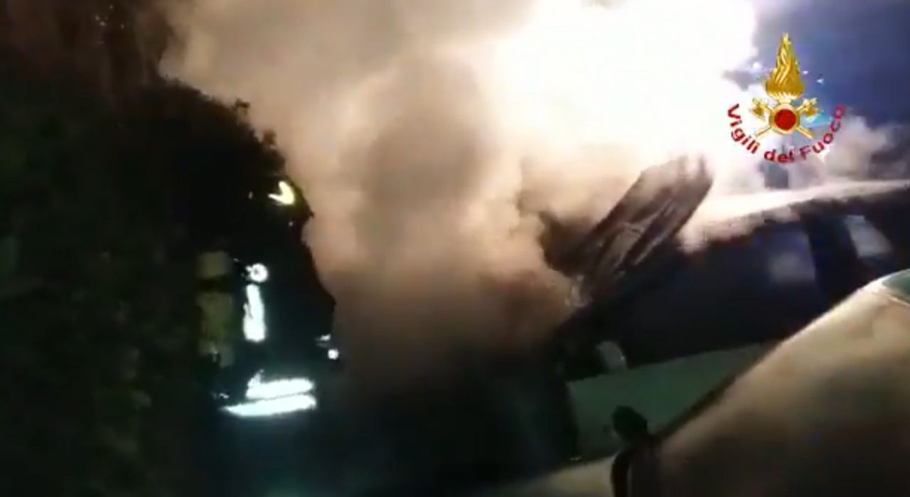 Auto prende fuoco nel parcheggio a Montecchio Maggiore