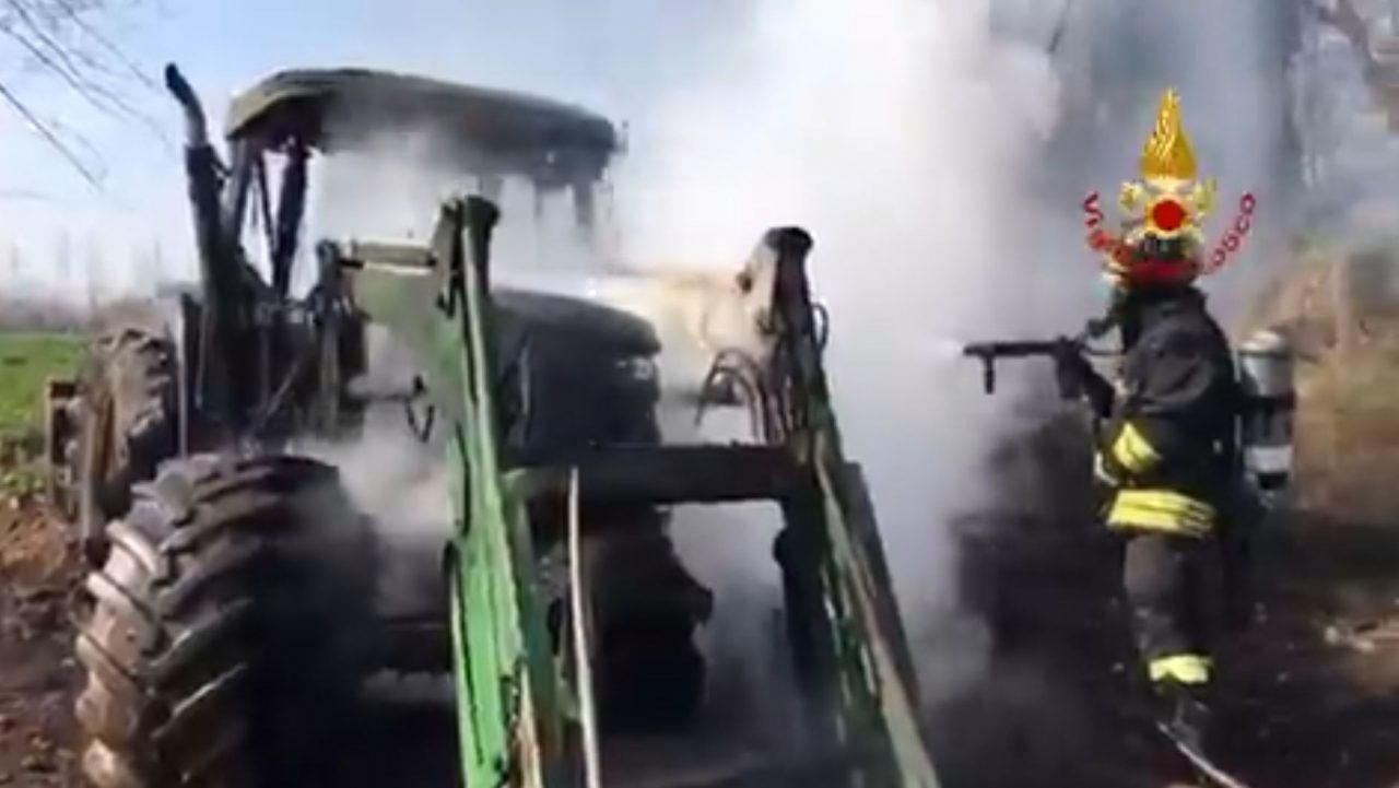 A Rosà, va a fuoco un trattore in un campo agricolo