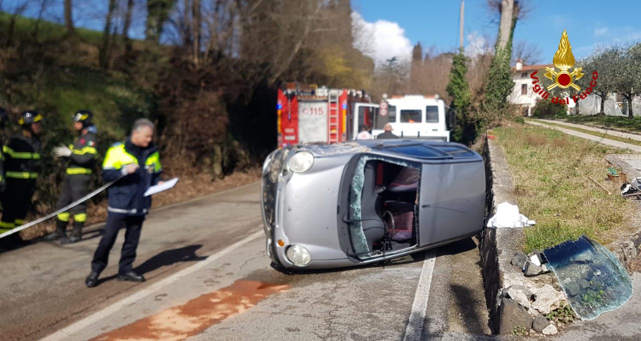 Si ribalta con l’auto restando incastrata nell’abitacolo