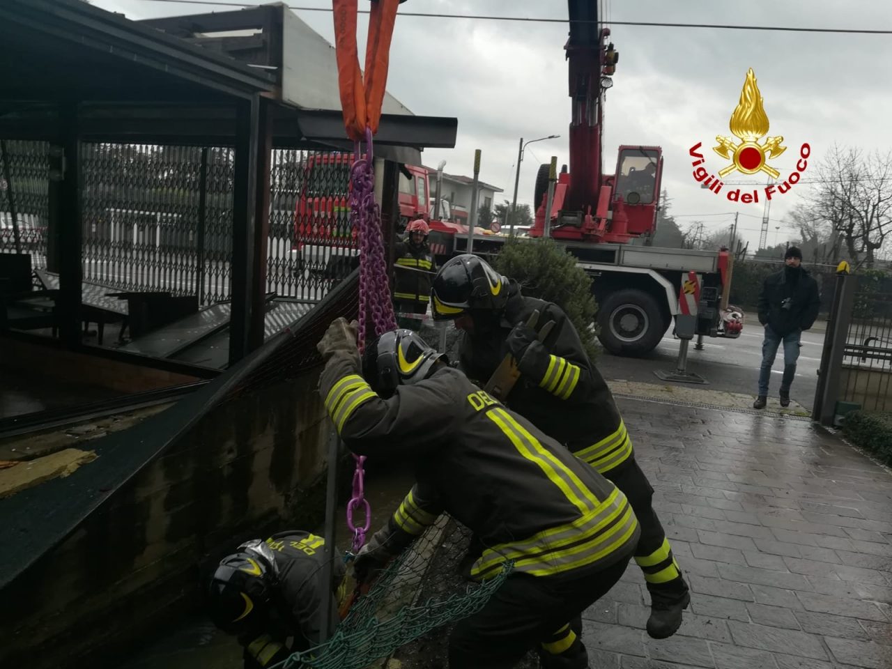 Una roggia ha rischiato l’esondazione, evitata dai vigili del fuoco
