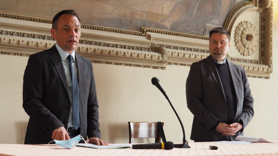 Nel piazzale del Teatro Astra altre due tende per i senzatetto
